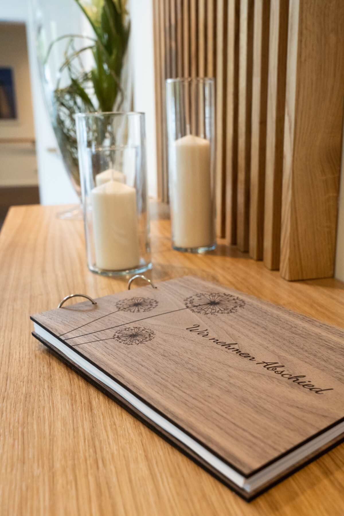 Gedenkbuch und Kerze